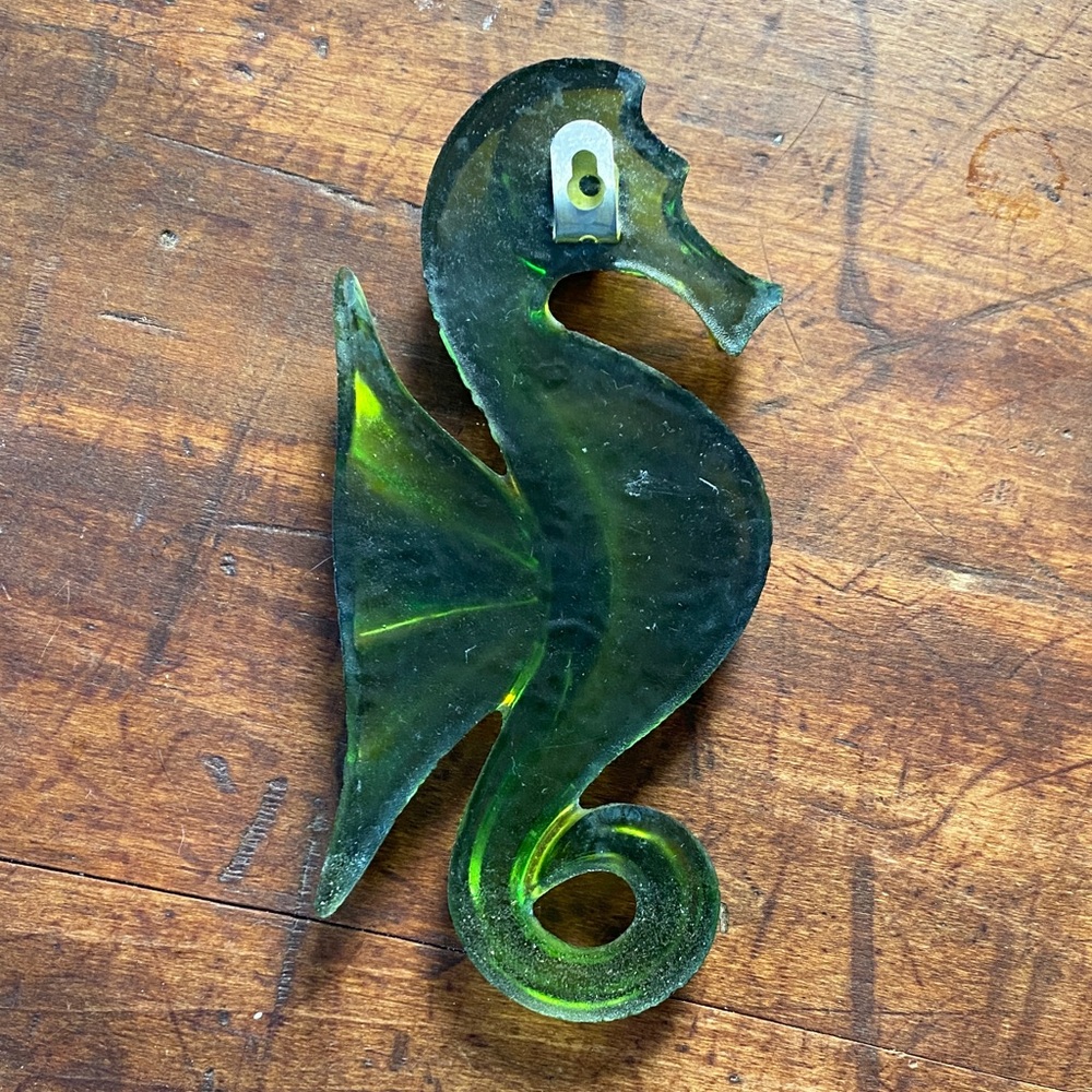 Vintage Mid Century Lucite or Acrylic Green Seahorse Wall Decor - Picture 4 of 9